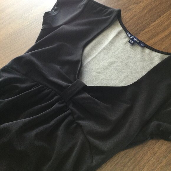 Maternity Wardrobe Bundle – 2 Dresses + 1 Short-Sleeve Sweater - Picture 7 of 13